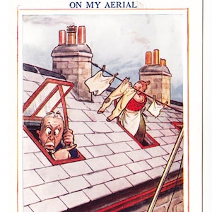 Peut inclure: Illustration de dessin animé vintage montrant un homme regardant par une fenêtre avec une expression choquée. Une femme étend du linge sur un toit. Le texte en haut dit : "FANCY ME TRYING TO LISTEN TO THE WORLD'S PRIMA DONNA WITH HER HUSBAND'S DIRTY OLD TOGS ON MY AERIAL."