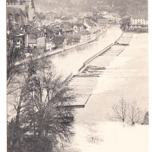 Könnte beinhalten: Schwarz-Weiß-Postkarte von Bern, Schweiz, mit dem Gebiet Matte und Schwelle. Das Bild zeigt einen Fluss mit einem Wehr, Gebäude entlang der Ufer und das Datum Juli 1900.