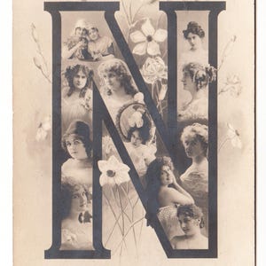 Op de afbeelding: Vintage ansichtkaart met de letter "N" samengesteld uit portretten van vrouwen en bloemmotieven. De sepia-getinte afbeelding toont vrouwen in historische kleding, met bloemen verwerkt in het ontwerp. Een klassiek stuk efemera.