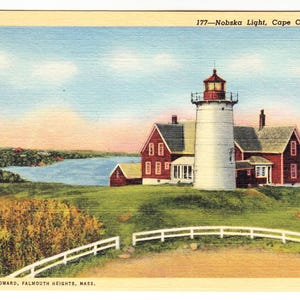 Puede incluir: Postal vintage con el faro de Nobska en Cape Cod, Massachusetts. La imagen muestra un faro blanco con la parte superior roja, conectado a un edificio rojo. La escena está ambientada en una colina verde con vistas al océano, con una valla blanca en primer plano. El texto "177-Nobska Light, Cape Cod, Mass." es visible.