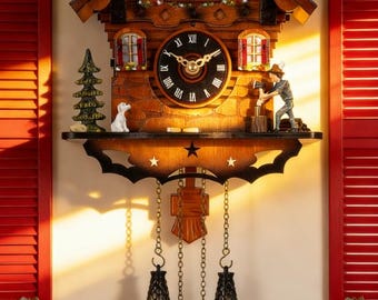 Reloj de cuco: reloj de pared de cuarzo con péndulo de madera antiguo, tradicional de la Selva Negra.