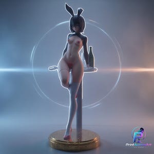 Può includere: Una statuetta stilizzata di un personaggio con capelli corti scuri e orecchie da coniglio nere, che indossa maniche lunghe nere e calze bianche sopra il ginocchio. La figura poggia su una base circolare dorata accanto a un tavolo alto con bottiglia e bicchiere.