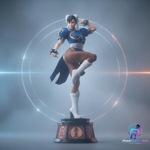 Puede incluir: Una figura detallada de un personaje con un vestido estilo qipao azul y blanco con adornos dorados, botas blancas y muñequeras con púas. El personaje está en una postura dinámica de artes marciales sobre un pedestal circular de color oscuro.