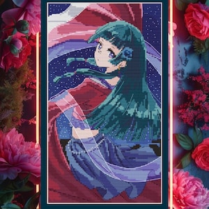 Puede incluir: Obra de arte de punto de cruz que representa a un personaje de estilo anime con largo cabello color turquesa, vistiendo un atuendo rojo y azul. El fondo representa un cielo nocturno estrellado. La obra está enmarcada con un borde verde azulado, rodeada de rosas rosas y rojas y vegetación.