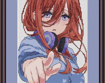 Könnte beinhalten: Eine Kreuzstichstickerei, die einen Anime-Charakter mit langem rotbraunem Haar, violetten Augen und Kopfhörern um den Hals zeigt. Die Figur trägt ein blaues Hemd mit Kragen und zeigt mit einer Hand nach vorne, gerahmt von einem dunklen Rand.