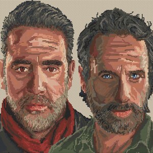 Pu&ograve; includere: Ritratto a punto croce di due uomini barbuti con espressioni intense. Uno indossa una sciarpa rossa e una giacca nera, l'altro una camicia verde. L'opera d'arte ha un aspetto pixelato, con ombreggiature e variazioni di colore dettagliate.