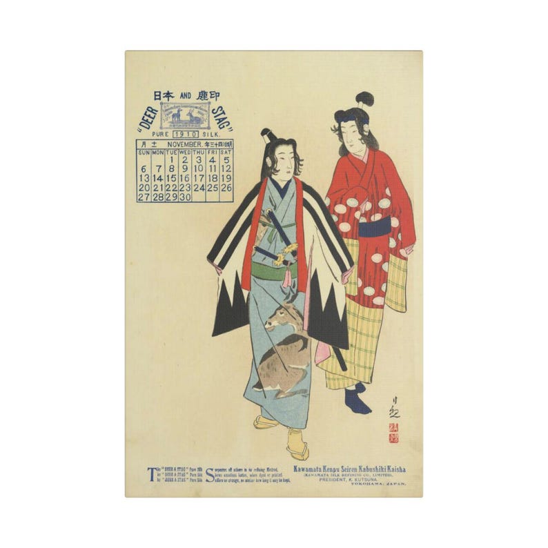 K&ouml;nnte beinhalten: Vintage japanischer Kalenderdruck mit zwei Figuren in traditioneller Kleidung. Der Druck enth&auml;lt einen Kalender f&uuml;r November 1910 mit Text auf Japanisch und Englisch. Die Figuren sind mit einem Hirschmotiv dargestellt.