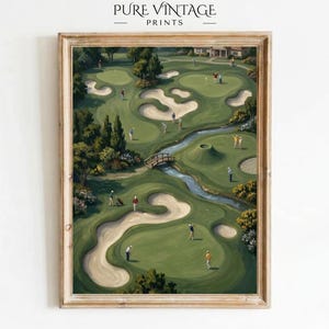 Puede incluir: Una impresión enmarcada de una escena de campo de golf. La obra de arte representa a golfistas en un campo verde con trampas de arena, un pequeño puente sobre un arroyo y una casa club en el fondo. La impresión está etiquetada "PURE VINTAGE PRINTS" en la parte superior.