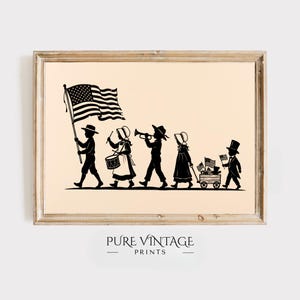 Puede incluir: Una impresión enmarcada que presenta una silueta en blanco y negro de un desfile. El desfile incluye niños que llevan una bandera estadounidense, tocan instrumentos y tiran de un carro de banderas. El texto "PURE VINTAGE PRINTS" está en la parte inferior.