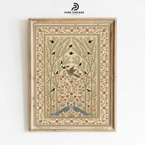 Op de afbeelding: Ingelijste vintage print met een gedetailleerde illustratie van bomen, vogels en pauwen. Het kunstwerk heeft een beige achtergrond met rode bloemaccenten en een decoratieve rand. De print is ingelijst in een lichtgekleurde houten lijst.