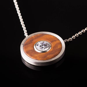 Zierliches Collier aus Silber und Olivenholz