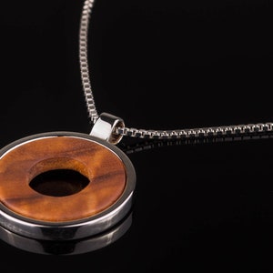 Anhänger Franzis aus Silber und Olivenholz