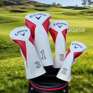 Puede incluir: Un juego de fundas para palos de golf blancas y rojas con el logotipo de Callaway. Las fundas están numeradas 1, 3, 5 y H. El fondo muestra un campo de golf.