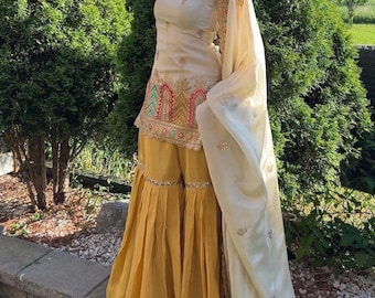Broderad Kurta Sharara-kostym | Chinnon festlig indisk sidenklänning