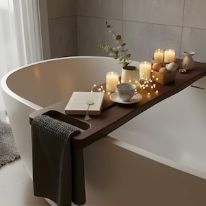 Handgjord badkarshållare i massivt trä med handdukshållare, badkarsbricka i valnöt, ek eller ask för drycker, rustik bubbelbadkarshylla