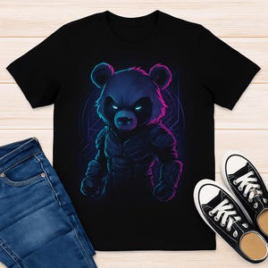 Op de afbeelding: Zwart T-shirt met een neon illustratie van een beer in harnas, met gloeiende ogen. De beer is afgebeeld in blauwe en paarse tinten. De afbeelding wordt gecompleteerd door een blauwe jeans en zwarte canvas sneakers.