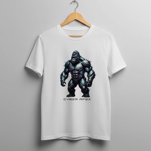 Peut inclure: T-shirt blanc avec un motif de gorille stylisé avec des améliorations cybernétiques grises, noires et violettes. Le texte "CYBER APEX" est imprimé en dessous. Le t-shirt est suspendu à un cintre en bois.