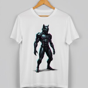 Puede incluir: Camiseta blanca con una ilustración estilizada de una figura negra blindada con cabeza de lobo. El diseño presenta acentos de neón azul y rosa. La obra de arte está centrada en la camiseta.