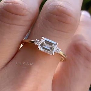 Anello di fidanzamento con tre pietre in moissanite taglio smeraldo da 2,5 ct, anello nuziale in oro massiccio 14 carati