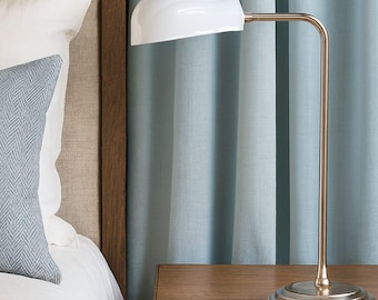 Lámpara de mesa de níquel, pantalla blanca moderna, iluminación minimalista para mesita de noche.