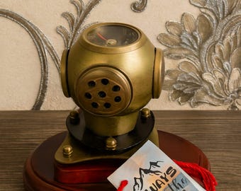 Casco de buceo con brújula de sobremesa: latón macizo, base de madera, decoración náutica