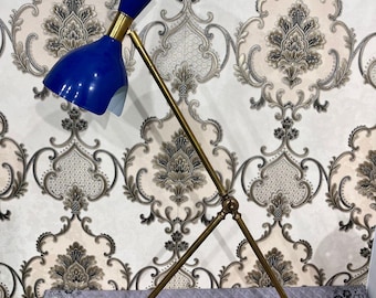 Lámpara de escritorio azul de latón hecha a mano, estilo moderno de mediados de siglo.