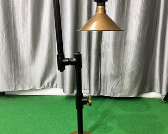 Lámpara de escritorio industrial hecha a mano, lámpara de mesa ajustable de latón y tubería negra, iluminación de oficina de estilo vintage, lámpara moderna única para el hogar o el trabajo.