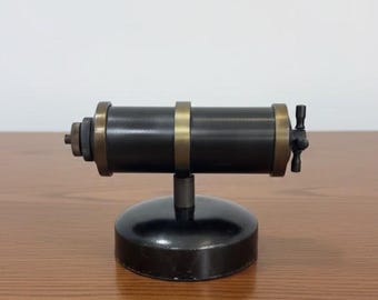 Calendario perpetuo industrial vintage: decoración de escritorio de metal negro