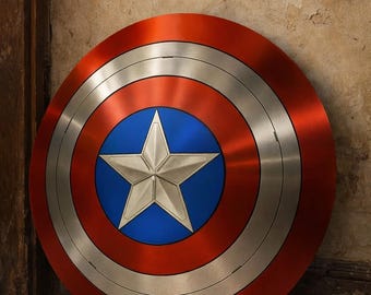 Decoración de pared con el escudo metálico del Capitán América, arte heroico inspirado en los Vengadores.