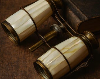 Binoculares de ópera vintage de latón con incrustaciones de nácar