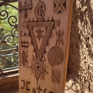 Marockansk berbersk handgjord väggpanelkonst amazigh väggdekor skulptur cederträ