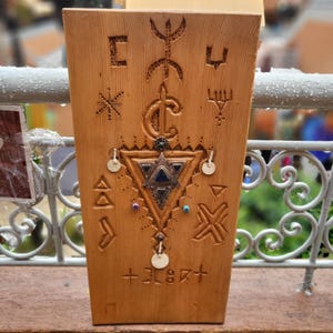 Marockansk berbersk handgjord väggpanelkonst amazigh väggdekor skulptur cederträ