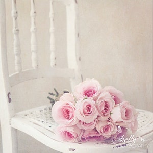 Fotografie - Blumenstrauß aus Rosen-Foto, Blumenstillleben, rosa Rosen Druck, Wand, rosa und weiß Kunst, Kinderzimmer Dekor, Feminine Dekor Bild 1