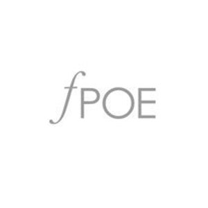 Pu&ograve; includere: Un logo grigio e bianco con il testo "fPOE" in maiuscolo. La "f" &egrave; stilizzata con una "f" minuscola corsiva con una coda lunga.