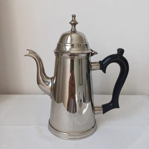 Op de afbeelding: Een set van drie keramische mokken met een gespikkelde, matte afwerking. De mokken zijn in de kleuren crème, lichtbruin en donkerbruin. Elke mok heeft een eenvoudig, minimalistisch ontwerp en een afgeronde handgreep.