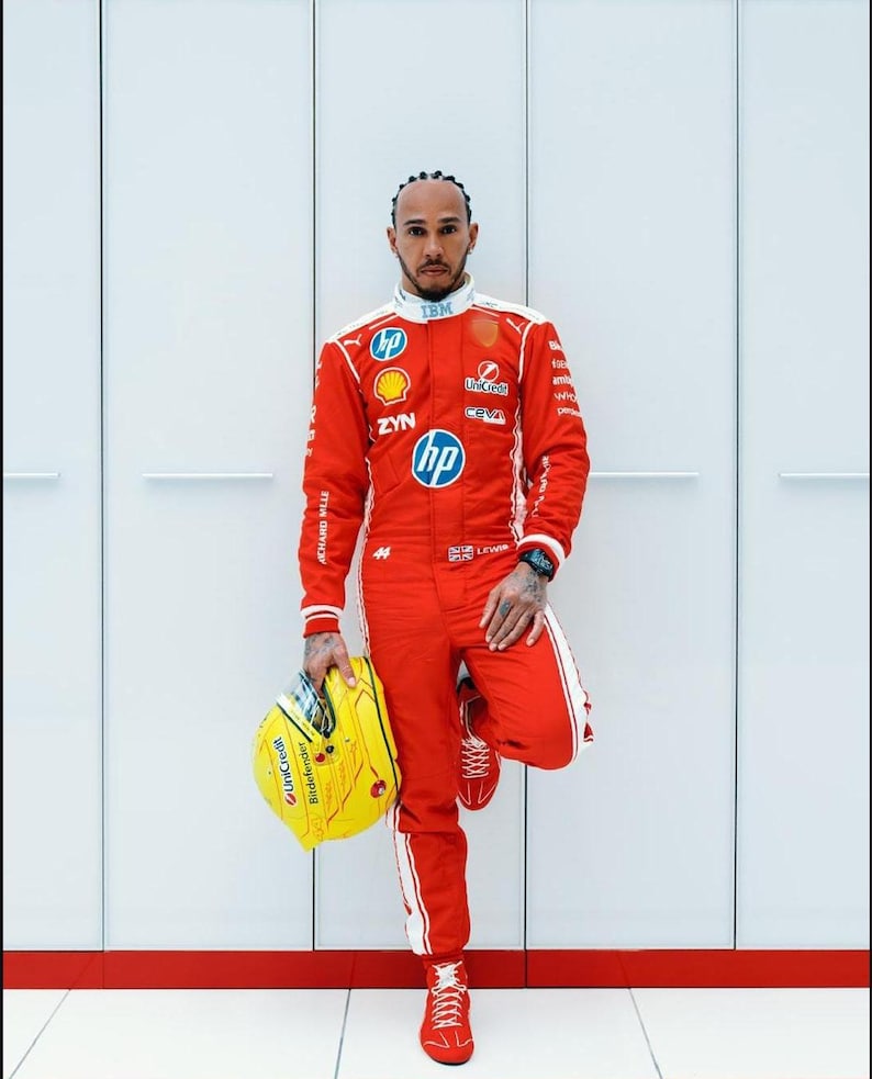 Pode incluir: Macac&atilde;o de corrida vermelho com listras brancas e logotipos, combinado com t&ecirc;nis vermelhos. A pessoa est&aacute; segurando um capacete de corrida amarelo e preto. O fundo &eacute; branco com uma faixa vermelha na parte inferior.