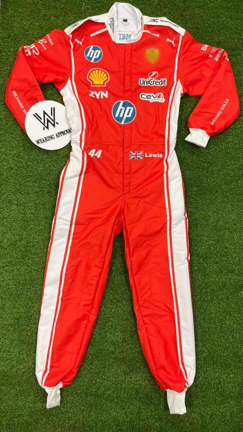 Pode incluir: Macac&atilde;o de corrida vermelho e branco com logotipos de patrocinadores, incluindo "hp", "IBM" e "UniCredit". O macac&atilde;o apresenta o n&uacute;mero "44" e o nome "Lewis". Um c&iacute;rculo branco com "WEARING APPROVAL" est&aacute; &agrave; esquerda.