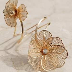 Goldenes Blumenarmband – Verstellbares Damenarmband – Floraler Hochzeitsschmuck, Boho-Chic-Armband, elegante Armmanschette