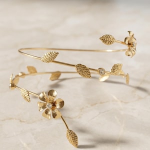 Gold flower arm bracelet – Adjustable women's armband – Boho chic jewelry, floral arm cuff, elegant wedding jewelry