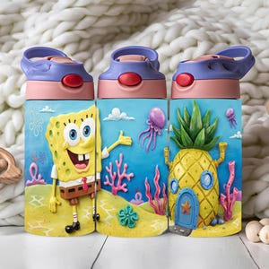 Pode incluir: Uma garrafa de água cilíndrica com um gráfico envolvente do Bob Esponja e sua casa de abacaxi. A garrafa tem uma tampa roxa clara com um mecanismo de botão vermelho e um colar rosa. O design inclui corais e águas-vivas no fundo do mar.