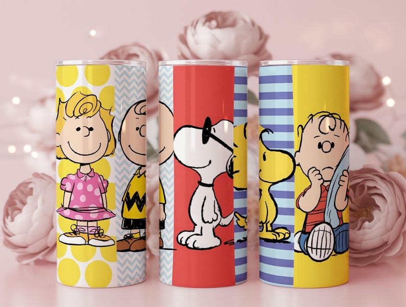 Puede incluir: Tres vasos de acero inoxidable con personajes de Peanuts. Un vaso tiene a Sally Brown, otro a Charlie Brown y el tercero a Snoopy. Cada vaso tiene un dise&ntilde;o de fondo diferente, incluyendo lunares amarillos, rayas rojas y azules.