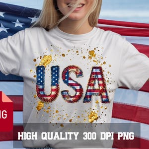 Peut inclure: T-shirt blanc avec le mot "USA" en rouge, blanc et bleu, avec des accents de paillettes dorées. Les lettres sont conçues avec le motif du drapeau américain. L'image comprend également une icône de fichier PNG rouge et le texte "HIGH QUALITY 300 DPI PNG".