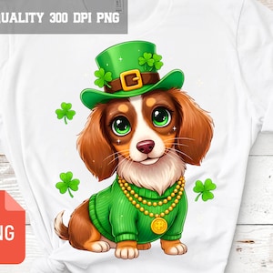 Peut inclure: Illustration numérique d'un chiot teckel portant un pull vert, un collier doré et un chapeau de lutin vert avec des trèfles. Le chiot a des poils bruns et blancs et de grands yeux verts. L'image comprend le texte "HIGH QUALITY 300 DPI PNG".