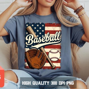 Peut inclure: T-shirt bleu avec un motif de baseball. Le graphisme présente une batte, un gant et une balle de baseball sur fond de drapeau américain vieilli. Le mot "Baseball" est écrit dans une police stylisée.