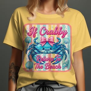 Peut inclure: T-shirt jaune avec un motif de crabe de dessin animé bleu avec un nœud rose et le texte "If Crabby Return To The Beach". Le motif comprend des coquillages et un fond rayé.