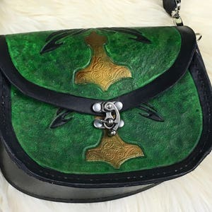 Monedero vikingo de cuero - Martillo verde Mjolnir Thors - Cartera de cuero - Bolso vikingo de cuero - Bolso bandolera vikingo - Asatru - Viking Ren Faire