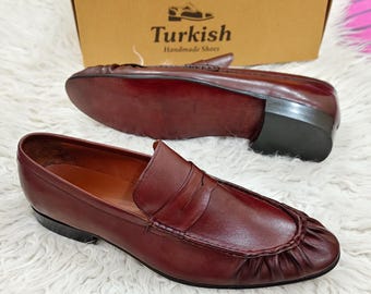 Mocassini da uomo artigianali in morbida pelle marrone, modello slip-on, scarpe eleganti di ultima generazione realizzate a mano.