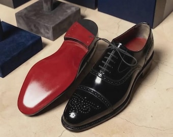 Italienische handgefertigte schwarze Oxford-Herrenschuhe mit roter Sohle und Kappe, Brogue-Schuhe
