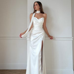 Vestido de novia de satén con pañuelo, vestido de novia moderno con abertura, vestido civil minimalista color marfil