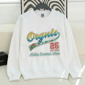 以下が含まれることがあります： 白のスウェットシャツ。虹色のグラデーションで「Orgnts」の文字、アイスクリームコーン、数字の「26」が描かれたカラフルなグラフィック。テキスト「Aloha Summer Vibes」と「EST. 2026」も表示されています。